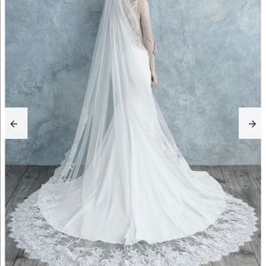 Beautiful Allure Bridal Lace Veil!!! The photos do not do it justice!!!